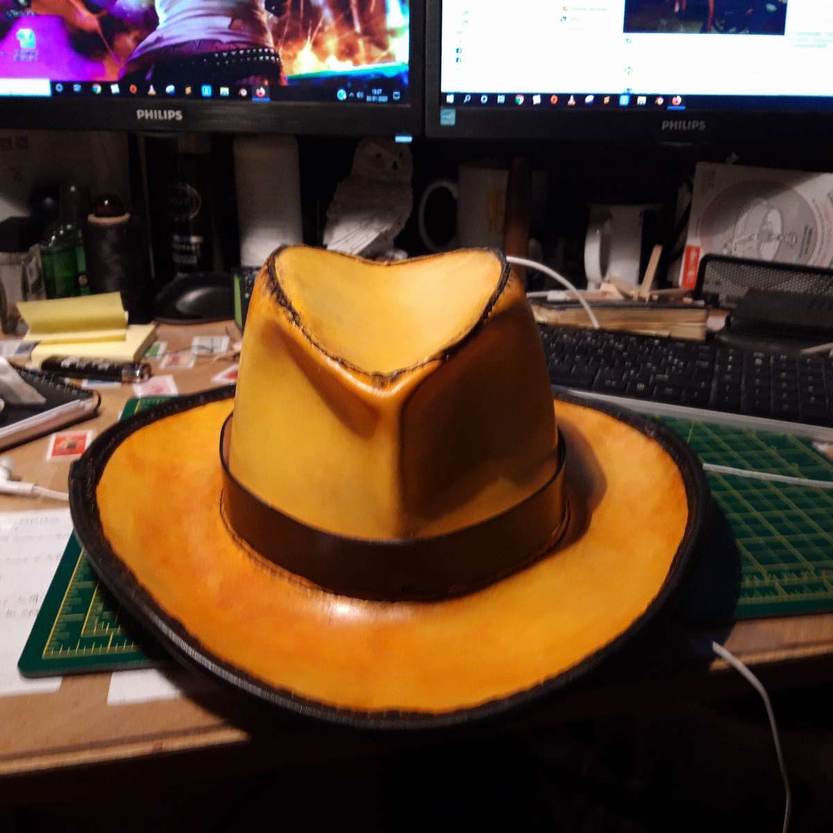 chapeau cuir jaune